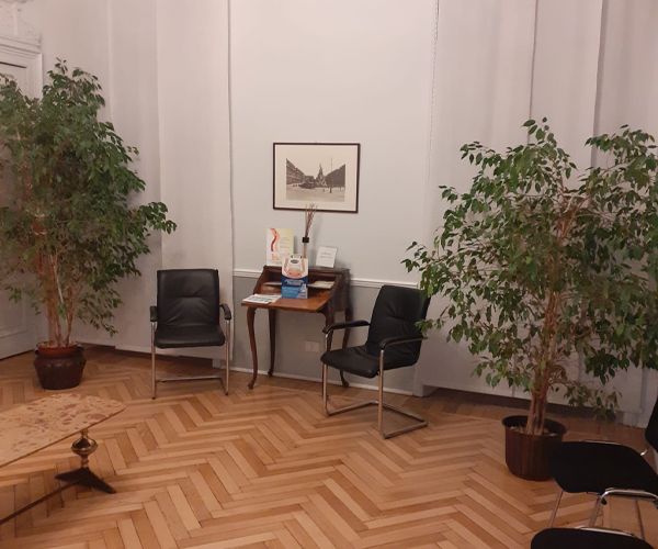 La sala d'attesa con le poltroncine e due grandi piante