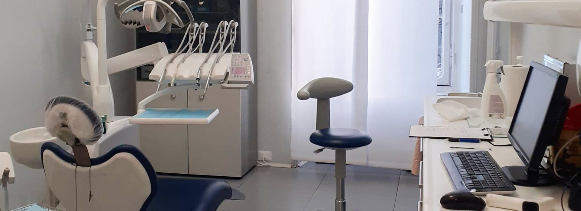 Una sala di cura dello studio, con la poltrona e le attrezzature