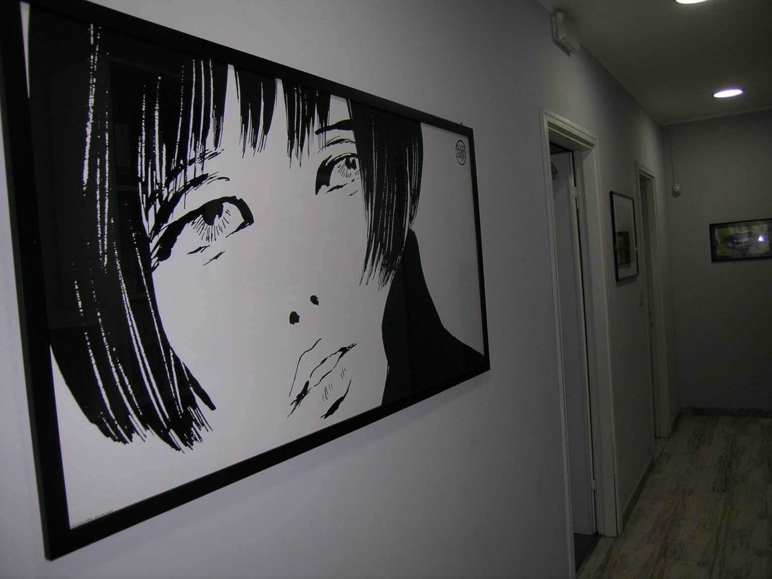 Il corridoio dello studio con un grande quadro in bianco e nero