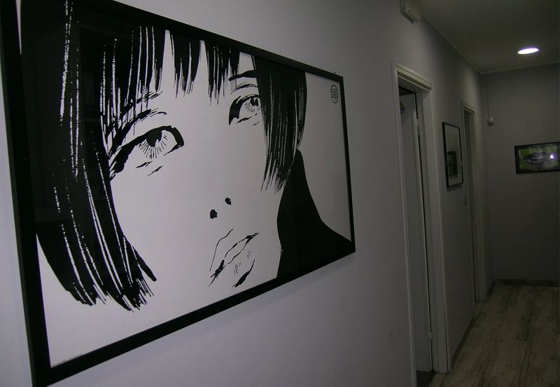 Il corridoio dello studio, con un grande quadro in bianco e nero