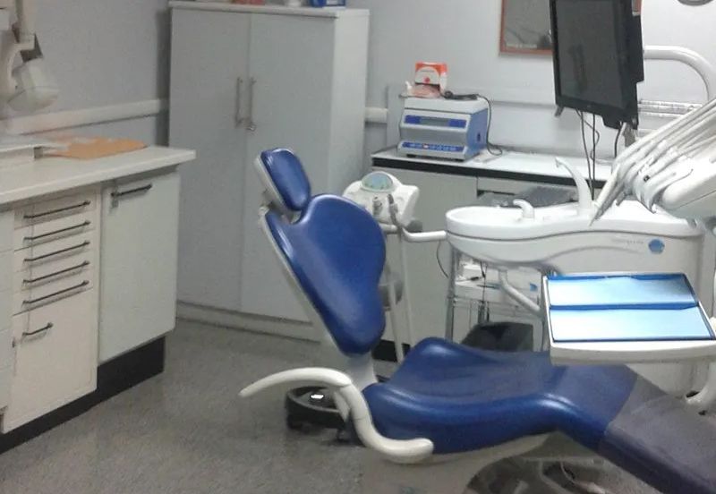 La sala di cura dello studio, con la poltrona blu
